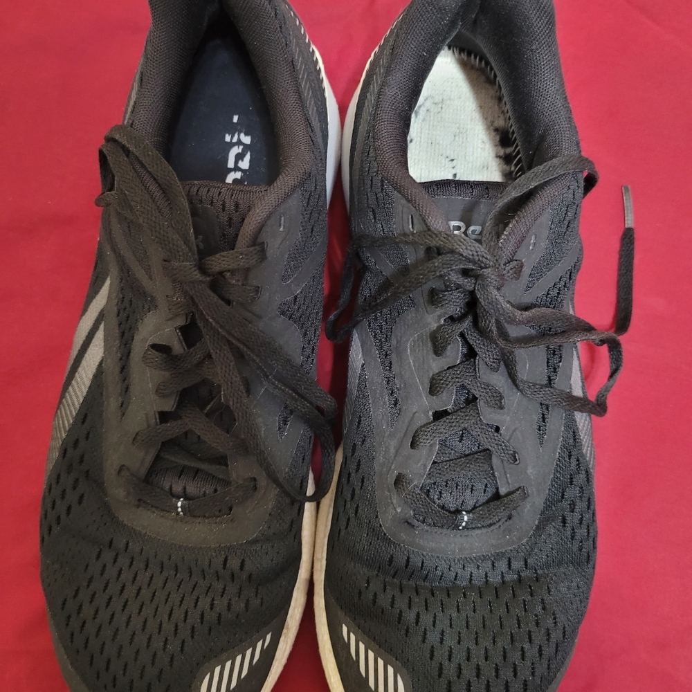 Men's running shoes